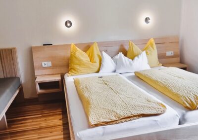 Schöne Träume im Schlafzimmer mit Sofa. Wohnung Abendsonne_Ferienwohnungen Perhofer