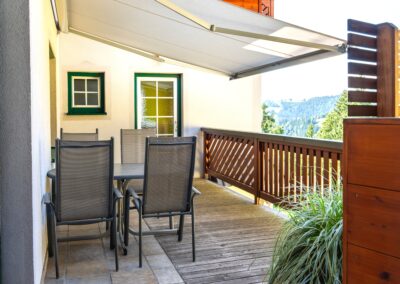 Eigene Terrasse der Wohnung Abendsonne. Ferienwohnungen Perhofer im Almenland.