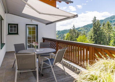 Eigene Terrasse mit Markise_UaB-Stmk_Ferienwohnungen-Perhofer_Ferienwohnung Abendsonne.