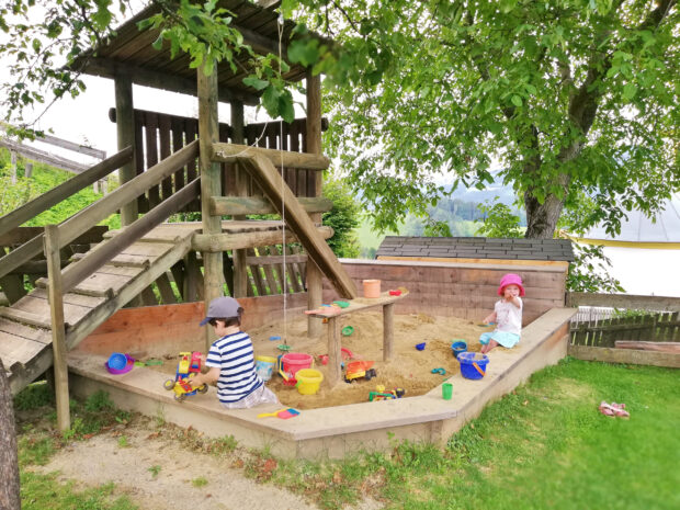 Sandkiste am Spielplatz von Ferienwohnungen Perhofer Sandkiste am Spielplatz von Ferienwohnungen Perhofer