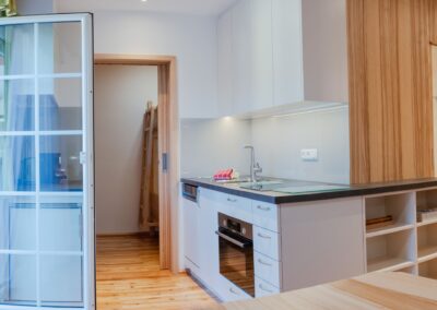 Wohnküche voll ausgestattet mit Mikrowelle, Backrohr, Ceranfeld, Kaffeemaschine. Ferienwohnung Abendsonne am Familienbauernhof Perhofer.