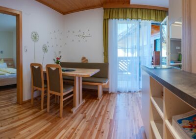 Essecke von der Wohnküche der Ferienwohnung Abendsonne am Kindererlebnisbauernhof Perhofer.