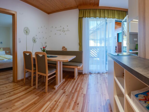 Essecke von der Wohnküche der Ferienwohnung Abendsonne am Kindererlebnisbauernhof Perhofer.